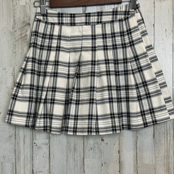 Full Tilt Plaid Pleated Mini Skirt XS White Black Preppy Schoolgirl Academia Y2K - Picture 2 of 9